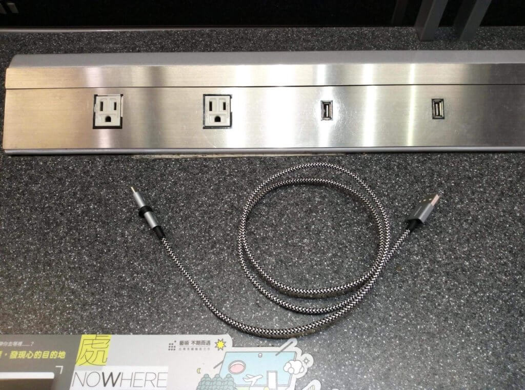 自備 USB 充電線